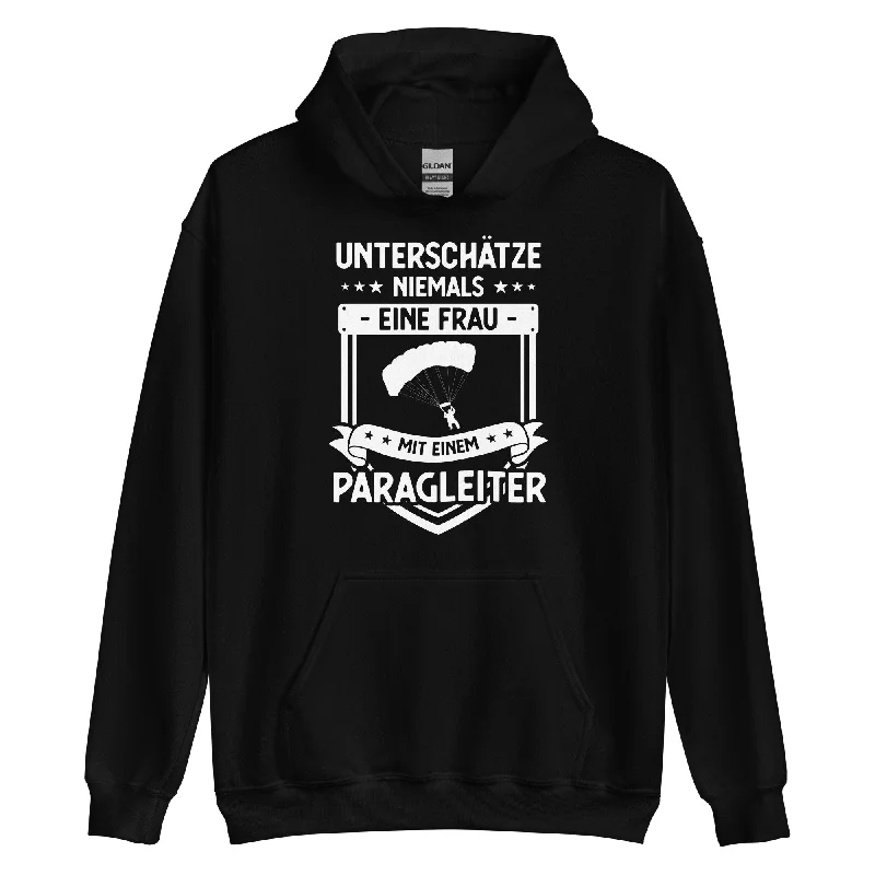 Unterschatze Niemals Eine Frau Mit Einem Paragleiter - Unisex Hoodie